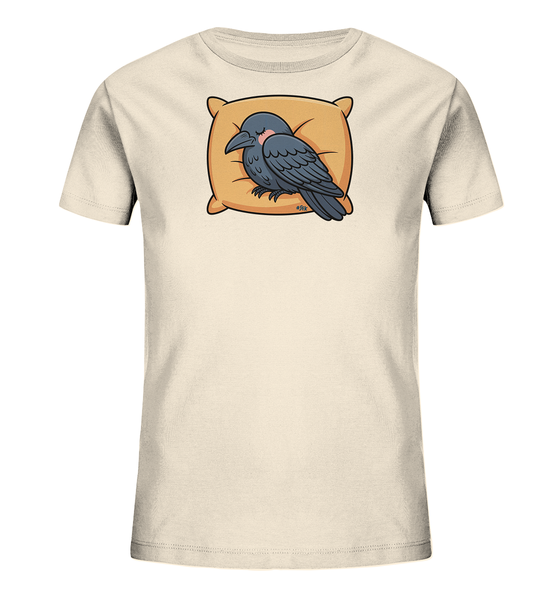 Onlineshop Shirts fuer Kinder - Das Bild zeigt ein hellbeiges T-Shirt fuer Kinder. Die Vorderseite ziert eine charmante Cartoon-Illustration eines dunkelgrauen Raben. Der Rabe liegt friedlich schlafend auf einem hellorangen Kissen und hat leicht geroetete Wangen. Dieses Design verleiht dem Shirt einen ruhigen und liebenswerten Charakter.