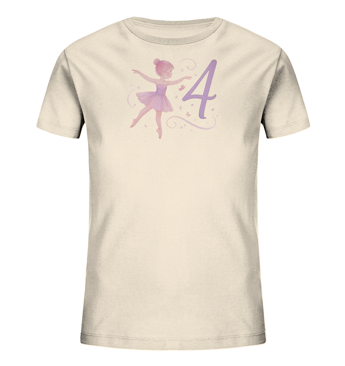 Onlineshop Shirts fuer Kinder - Das cremefarbene T-Shirt zeigt eine Illustration einer kleinen Ballerina in lila/rosa Toenen. Sie tanzt neben der grossen Zahl '4', die ebenfalls in einem sanften Violett gehalten ist. Das Design ist mit Schmetterlingen, Sternen und feinen Schnoerkeln verziert und wirkt sehr vertraeumt.
