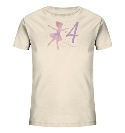 Onlineshop Shirts fuer Kinder - Das cremefarbene T-Shirt zeigt eine Illustration einer kleinen Ballerina in lila/rosa Toenen. Sie tanzt neben der grossen Zahl '4', die ebenfalls in einem sanften Violett gehalten ist. Das Design ist mit Schmetterlingen, Sternen und feinen Schnoerkeln verziert und wirkt sehr vertraeumt.
