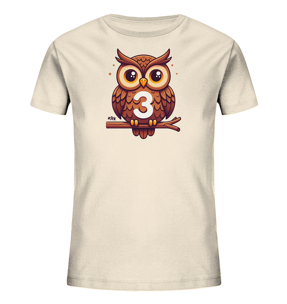 Onlineshop Shirts fuer Kinder - Das Bild zeigt ein helles, cremefarbenes Kinder-T-Shirt mit einem suessen Eulendruck auf der Vorderseite. Die cartoonhafte Eule sitzt auf einem Ast und traegt die Zahl '3' auf der Brust. Die Eule hat grosse Augen und ist von kleinen Sternen umgeben, was dem Design einen verspielten Charakter verleiht.