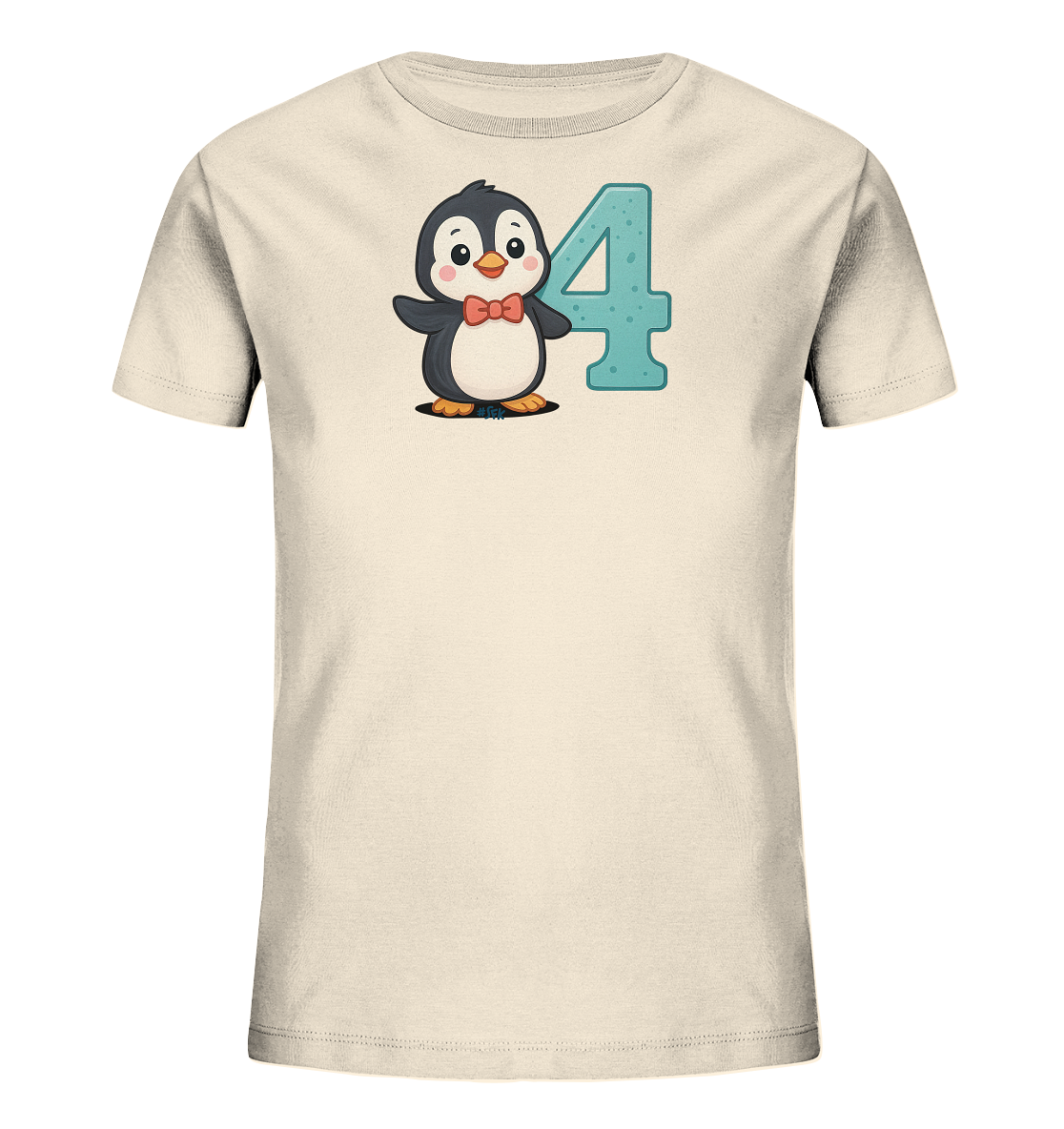 Onlineshop Shirts fuer Kinder - Das Bild zeigt ein hellbeiges Kinder-T-Shirt mit einem froehlichen Aufdruck auf der Vorderseite. Im Zentrum steht ein niedlicher Cartoon-Pinguin mit einer roten Fliege. Direkt neben dem Pinguin ist eine grosse, strukturierte Zahl Vier in blau dargestellt. Das Gesamtbild ist kinderfreundlich und farblich harmonisch gestaltet.