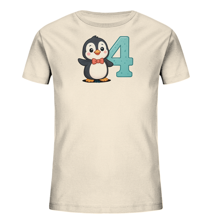 Onlineshop Shirts fuer Kinder - Das Bild zeigt ein hellbeiges Kinder-T-Shirt mit einem froehlichen Aufdruck auf der Vorderseite. Im Zentrum steht ein niedlicher Cartoon-Pinguin mit einer roten Fliege. Direkt neben dem Pinguin ist eine grosse, strukturierte Zahl Vier in blau dargestellt. Das Gesamtbild ist kinderfreundlich und farblich harmonisch gestaltet.