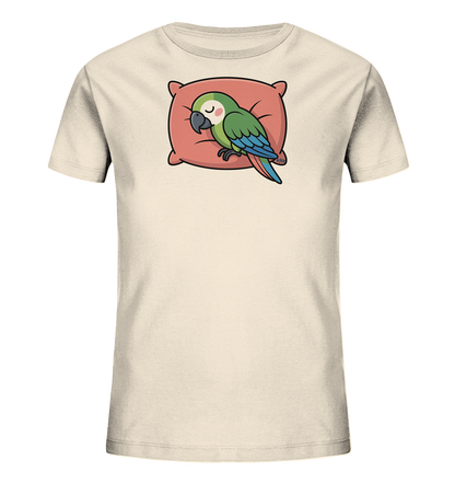 Onlineshop Shirts fuer Kinder - Das Bild zeigt ein hellbeiges Kinder-T-Shirt mit einem niedlichen Aufdruck. Darauf ist ein schlafender gruener Papagei mit blauen Fluegeln zu sehen, der es sich auf einem rosafarbenen Kissen gemuetlich gemacht hat. Die Illustration wirkt friedlich und detailreich.