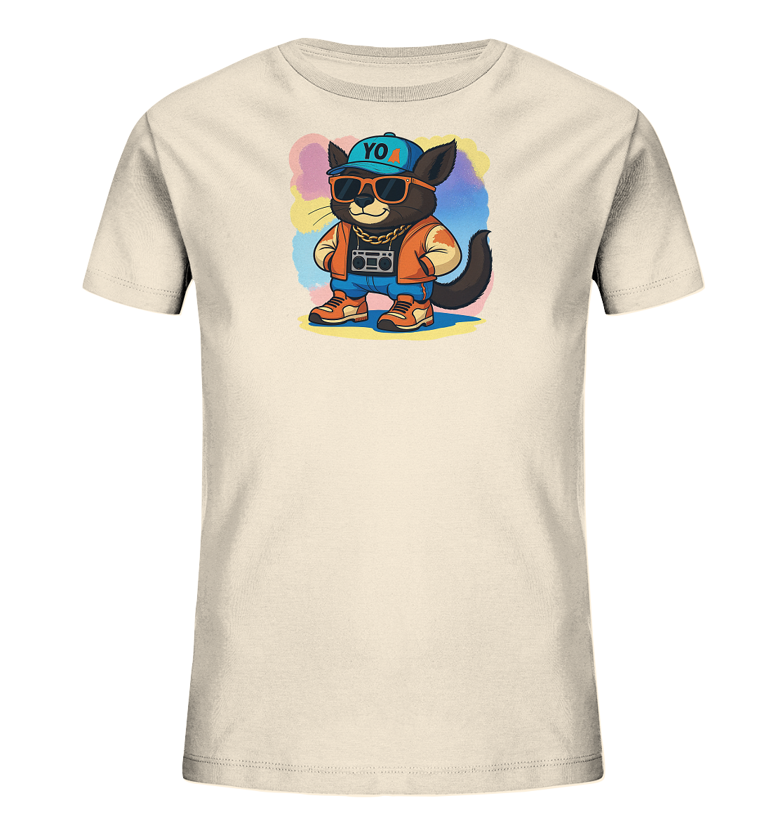 Onlineshop Shirts fuer Kinder - Das T-Shirt ist hellbeige und zeigt eine Illustration einer coolen Katze in Urban-Style-Kleidung. Die Katze traegt eine blaue Kappe, Sonnenbrille, eine orange Jacke und haelt einen Ghettoblaster. Ein Hintergrund aus bunten, abstrakten Farbflecken umgibt das Motiv. Das Design verleiht dem Shirt einen laessigen und modernen Look.