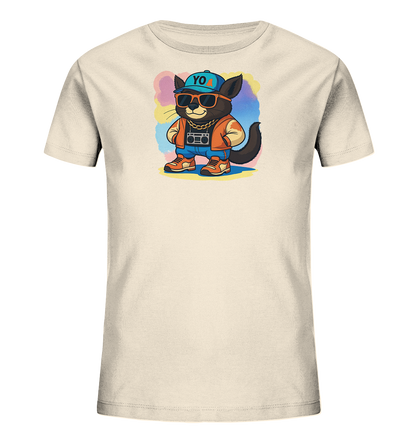 Onlineshop Shirts fuer Kinder - Das T-Shirt ist hellbeige und zeigt eine Illustration einer coolen Katze in Urban-Style-Kleidung. Die Katze traegt eine blaue Kappe, Sonnenbrille, eine orange Jacke und haelt einen Ghettoblaster. Ein Hintergrund aus bunten, abstrakten Farbflecken umgibt das Motiv. Das Design verleiht dem Shirt einen laessigen und modernen Look.