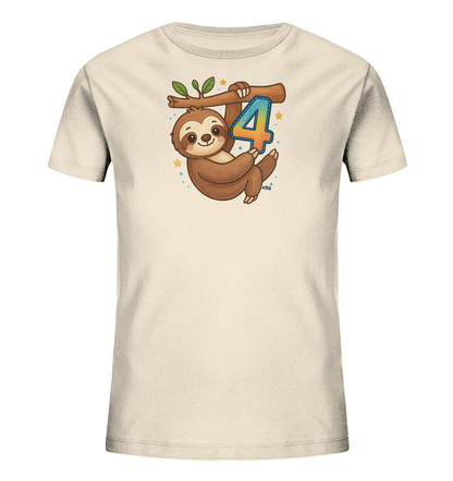 Onlineshop Shirts fuer Kinder - Das Bild zeigt ein helles Kinder-T-Shirt mit einem charmanten Motiv. Ein niedliches Cartoon-Faultier haengt an einem Ast und haelt eine grosse, bunte Zahl Vier. Kleine Blaetter schmuecken den Ast, waehrend Sterne und Punkte das verspielte Design umgeben. Die Illustration hat einen froehlichen und bunten Charakter.