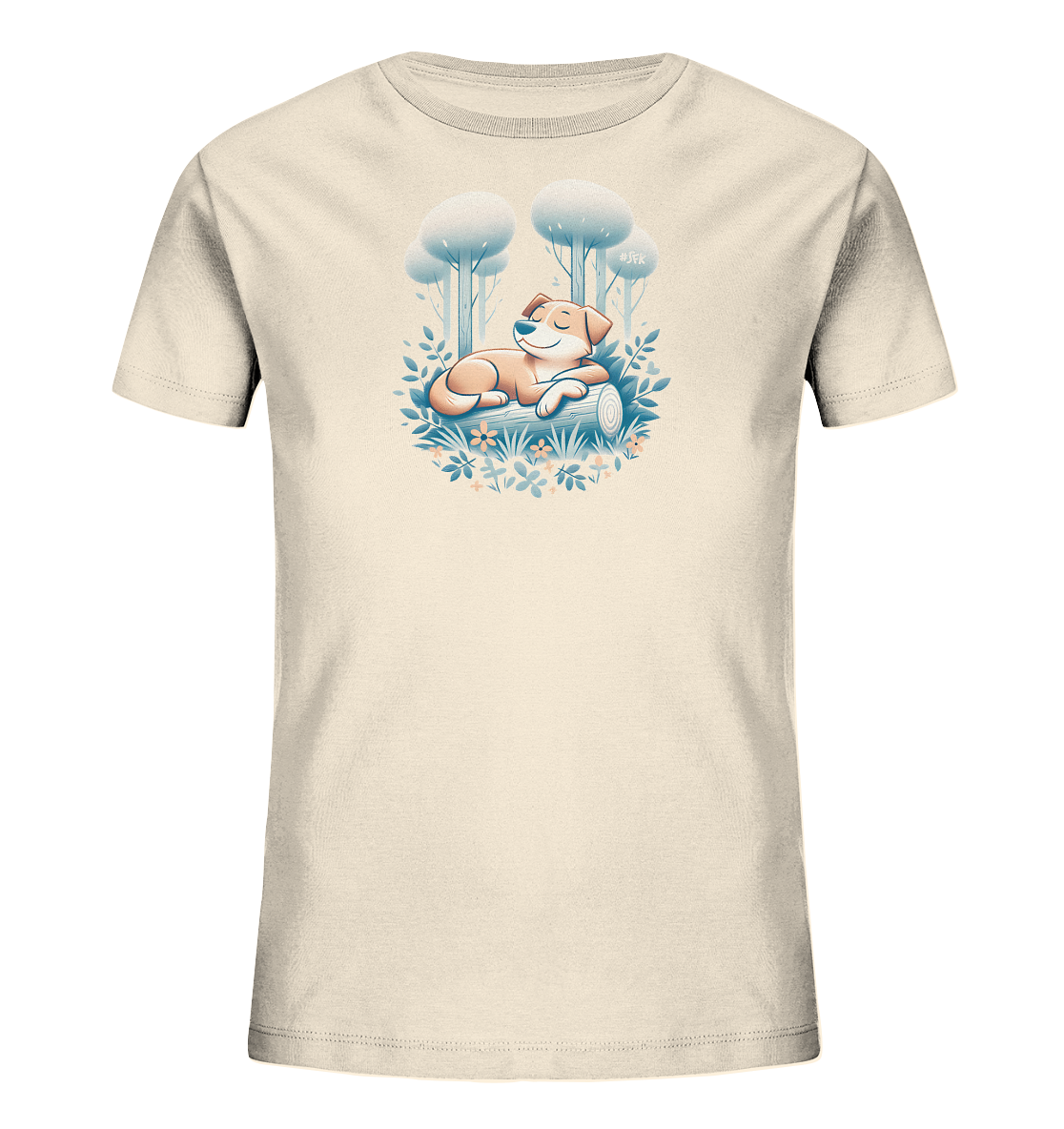 Onlineshop Shirts fuer Kinder - Das Bild zeigt ein hellbeiges Kinder-T-Shirt aus Bio-Baumwolle. Auf der Vorderseite befindet sich eine liebevolle Illustration eines schlafenden Hundes, der entspannt auf einem Baumstamm liegt. Das Motiv ist von floralen Elementen und stilisierten Baeumen in sanften Blautoenen umgeben. Das Design strahlt Ruhe und Naturverbundenheit aus und ist ideal fuer kleine Tierfreunde.