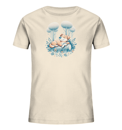 Onlineshop Shirts fuer Kinder - Das Bild zeigt ein hellbeiges Kinder-T-Shirt aus Bio-Baumwolle. Auf der Vorderseite befindet sich eine liebevolle Illustration eines schlafenden Hundes, der entspannt auf einem Baumstamm liegt. Das Motiv ist von floralen Elementen und stilisierten Baeumen in sanften Blautoenen umgeben. Das Design strahlt Ruhe und Naturverbundenheit aus und ist ideal fuer kleine Tierfreunde.