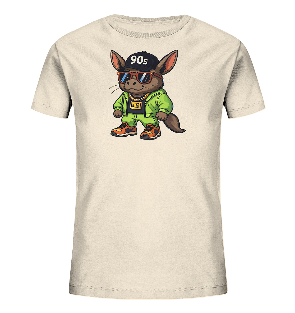 Onlineshop Shirts fuer Kinder - Das Bild zeigt ein hellbeiges Kinder-T-Shirt aus Bio-Baumwolle. Auf der Vorderseite ist ein cooles Tier im Cartoon-Stil abgebildet, das einem Chinchilla aehnelt. Es traegt eine schwarze Kappe mit der Aufschrift „90s“, rote Sonnenbrillen, eine goldene Kette und eine gruene Sportkleidung mit orangen Schuhen. Das Design verleiht dem T-Shirt einen modernen und verspielten Look.
