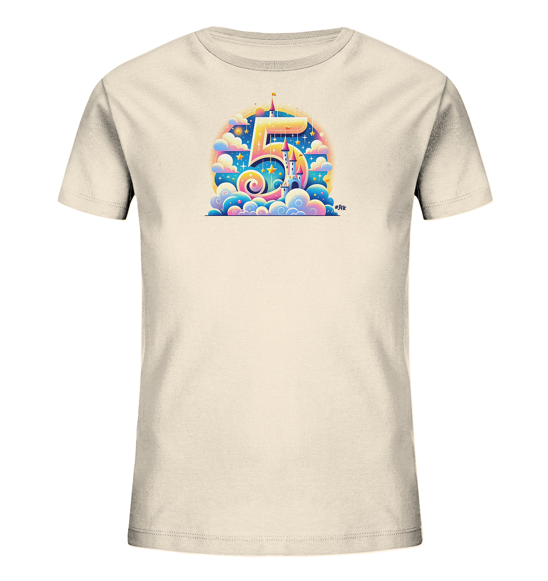 Onlineshop Shirts für Kinder - Das Bild zeigt ein helles, cremefarbenes Kinder-T-Shirt mit einem auffälligen, farbenfrohen Druck auf der Vorderseite. Das zentrale Element ist eine groß dargestellte Zahl '5', die in verschiedenen leuchtenden Farben gestaltet ist. Das Motiv integriert fantasievolle Elemente wie Wolken, Sterne, ein kleines Schloss und einen bunten Wirbel. Dieses Design verleiht dem Shirt einen magischen und verspielten Charakter, ideal für Kinder.