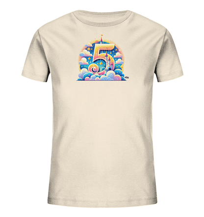 Onlineshop Shirts für Kinder - Das Bild zeigt ein helles, cremefarbenes Kinder-T-Shirt mit einem auffälligen, farbenfrohen Druck auf der Vorderseite. Das zentrale Element ist eine groß dargestellte Zahl '5', die in verschiedenen leuchtenden Farben gestaltet ist. Das Motiv integriert fantasievolle Elemente wie Wolken, Sterne, ein kleines Schloss und einen bunten Wirbel. Dieses Design verleiht dem Shirt einen magischen und verspielten Charakter, ideal für Kinder.