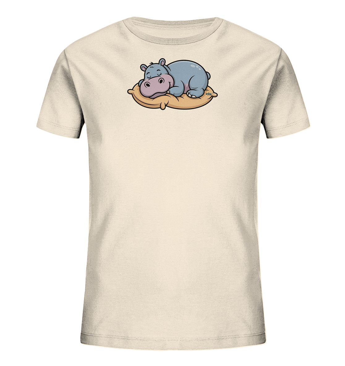 Onlineshop Shirts fuer Kinder - Das Bild zeigt ein hellbeiges Kinder-T-Shirt mit einem niedlichen Tiermotiv auf der Vorderseite. Ein graublaues Nilpferd ist darauf zu sehen, wie es schlafend auf einem beigen Kissen liegt. Das Nilpferd hat geschlossene Augen und vermittelt einen entspannten Eindruck. Das gesamte Motiv wirkt freundlich und friedlich.