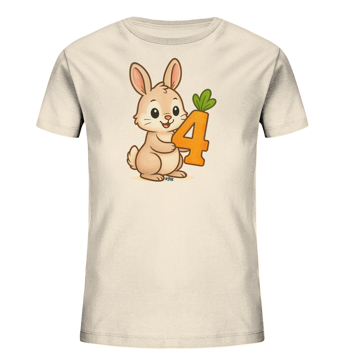 Onlineshop Shirts fuer Kinder - Das Bild zeigt ein beiges Kinder-T-Shirt mit einem niedlichen Comic-Hasen auf der Vorderseite. Der Hase haelt die orangefarbene Zahl '4', die mit einem gruenen Karottengruen-Motiv verziert ist. Das Design ist verspielt und kinderfreundlich, mit sanften Farben und klaren Konturen. Das T-Shirt selbst ist schlicht und bildet eine neutrale Basis fuer das Motiv.
