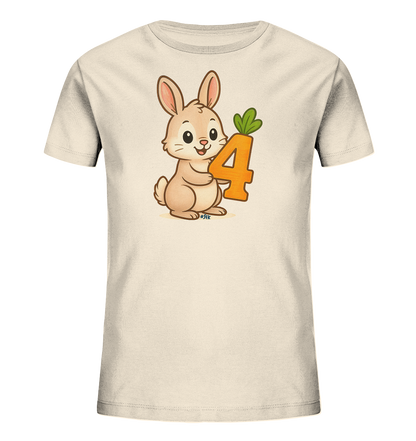 Onlineshop Shirts fuer Kinder - Das Bild zeigt ein beiges Kinder-T-Shirt mit einem niedlichen Comic-Hasen auf der Vorderseite. Der Hase haelt die orangefarbene Zahl '4', die mit einem gruenen Karottengruen-Motiv verziert ist. Das Design ist verspielt und kinderfreundlich, mit sanften Farben und klaren Konturen. Das T-Shirt selbst ist schlicht und bildet eine neutrale Basis fuer das Motiv.