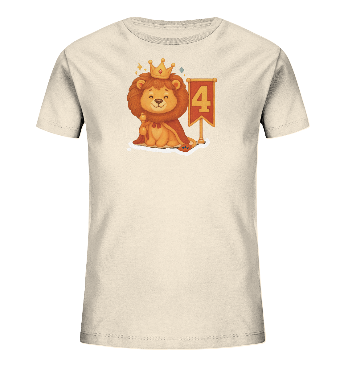 Onlineshop Shirts fuer Kinder - Das Bild zeigt ein helles Kinder T-Shirt mit einem niedlichen Loewenmotiv. Der Loewe traegt eine Krone und einen Umhang und haelt ein Zepter. Neben ihm steht eine rote Fahne mit der Zahl 4 darauf. Das Design wirkt verspielt und koeniglich.