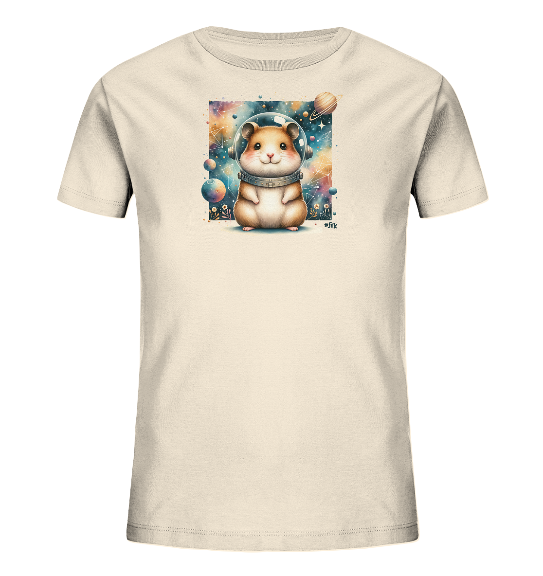 Onlineshop Shirts fuer Kinder - Das Bild zeigt ein hellbeiges Kinder-T-Shirt mit einem quadratischen Aufdruck auf der Vorderseite. Zu sehen ist ein niedlicher Hamster in einem Astronautenhelm, der vor einem farbenfrohen Weltraumhintergrund laechelt. Der Hintergrund ist mit Sternen, Planeten und Galaxien gefuellt. Kleine gruene Elemente am unteren Rand ergaenzen das detailreiche Design.