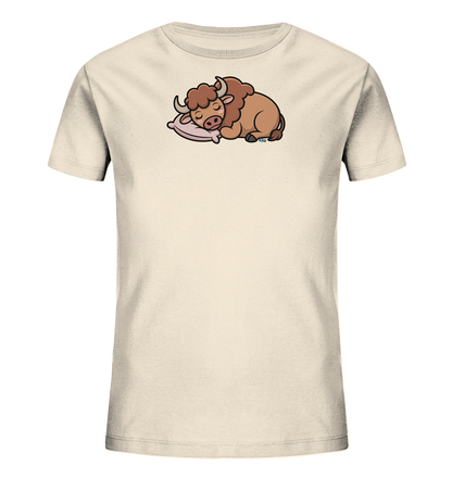 Onlineshop Shirts fuer Kinder - Das Bild zeigt ein hellbeiges Kinder-T-Shirt mit einem niedlichen Frontprint. Abgebildet ist ein schlafendes, braunes Bison, das gemuetlich auf einem rosa Kissen liegt. Das cartoonartige Tier hat die Augen geschlossen und vermittelt einen friedlichen Ausdruck. Dieses Design verleiht dem Shirt einen sanften und beruhigenden Charakter.