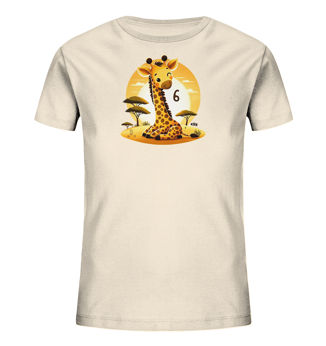 Onlineshop Shirts fuer Kinder - Das Bild zeigt ein cremefarbenes Kinder-T-Shirt mit einem freundlichen, cartoonhaften Giraffenmotiv. Die Giraffe sitzt vor einem warmen Sonnenuntergang oder -aufgang in einer Savannenlandschaft mit Akazienbaeumen. Neben der Giraffe ist die Zahl '6' prominent platziert. Das Design ist farbenfroh und kindgerecht gestaltet.