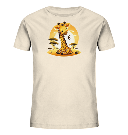 Onlineshop Shirts fuer Kinder - Das Bild zeigt ein cremefarbenes Kinder-T-Shirt mit einem freundlichen, cartoonhaften Giraffenmotiv. Die Giraffe sitzt vor einem warmen Sonnenuntergang oder -aufgang in einer Savannenlandschaft mit Akazienbaeumen. Neben der Giraffe ist die Zahl '6' prominent platziert. Das Design ist farbenfroh und kindgerecht gestaltet.