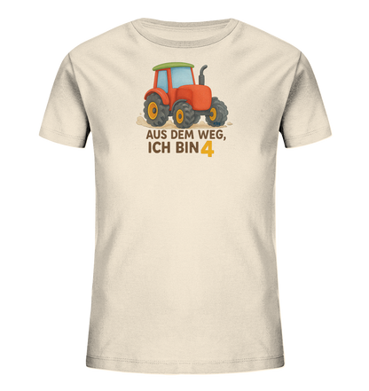 Onlineshop Shirts fuer Kinder - Das Bild zeigt ein beigefarbenes Kinder-T-Shirt mit einer farbigen Illustration eines roten Traktors auf der Vorderseite. Unter dem Traktor ist eine grosse, leuchtend orangefarbene Zahl Vier platziert. Dieses Design ist ideal fuer kleine Traktor-Fans. Es wirkt froehlich und altersgerecht.