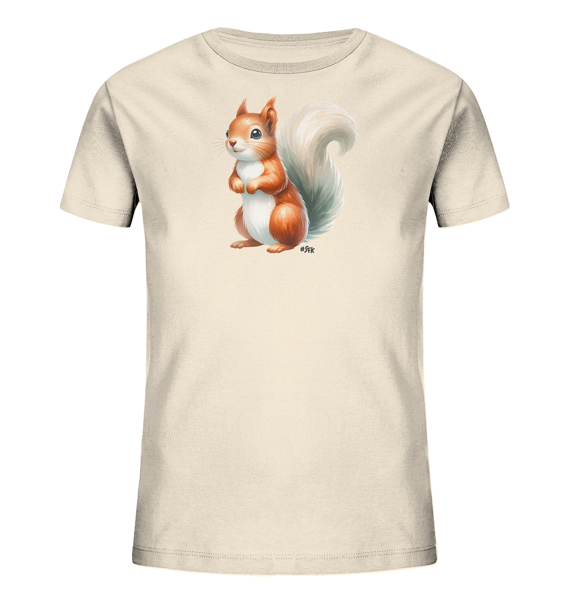 Onlineshop Shirts fuer Kinder - Das Bild zeigt ein Kinder T-Shirt in einem hellen Cremeton. Auf der Vorderseite ist eine niedliche Illustration eines Eichhoernchens abgebildet. Das Eichhoernchen sitzt aufrecht und ist in warmen Brauntoenen mit einem buschigen Schwanz detailreich dargestellt. Dieses Design verleiht dem Shirt einen froehlichen und naturnahen Charakter.