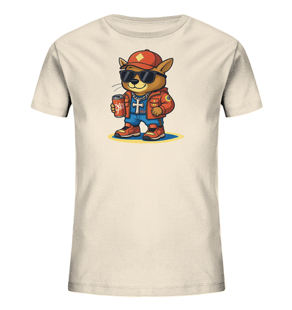 Onlineshop Shirts fuer Kinder - Das Bild zeigt ein beigefarbenes Kinder-T-Shirt mit einem anthropomorphen Tiercharakter auf der Vorderseite. Dieser traegt eine rote Baseballkappe, Sonnenbrille, eine orangefarbene Jacke, blaue Jeans und rote Turnschuhe. Er haelt eine rote Dose und hat eine Halskette mit einem Kreuzanhaenger um. Das Motiv verleiht dem Shirt einen laessigen und trendigen Stil.