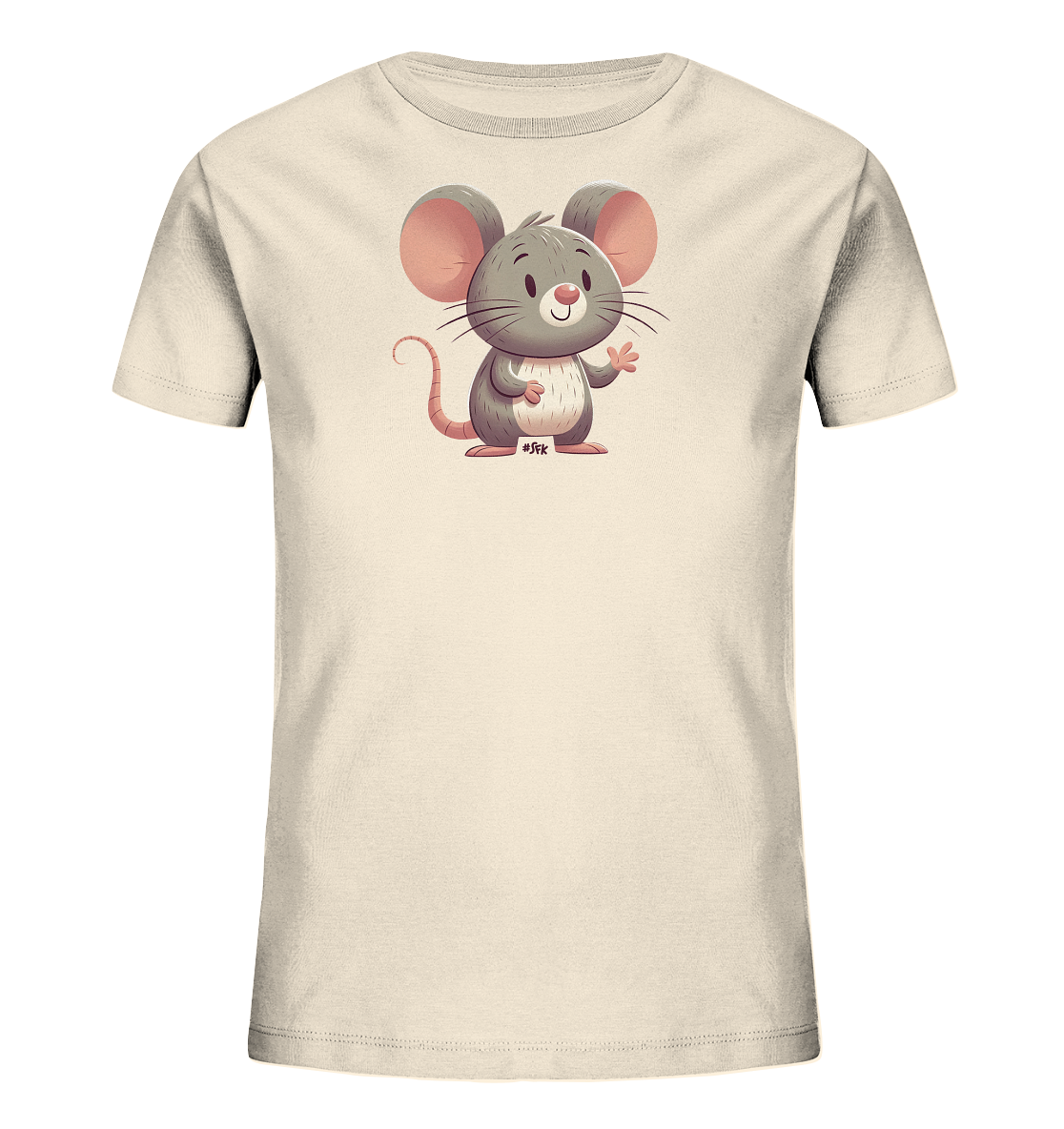 Onlineshop Shirts für Kinder - Das Bild zeigt ein helles, einfarbiges T-Shirt, wahrscheinlich in der Farbe Creme oder Beige, das für Kinder entworfen ist. Auf der Vorderseite des Shirts ist eine detailreiche, cartoonhafte Maus abgebildet. Die Maus hat graues Fell, große rosa Ohren und eine freundliche Pose, bei der sie mit einer Pfote winkt. Am Fuß der Maus befindet sich ein kleines Detail, das wie ein Schild oder Etikett mit der Aufschrift „#JFK“ aussieht.