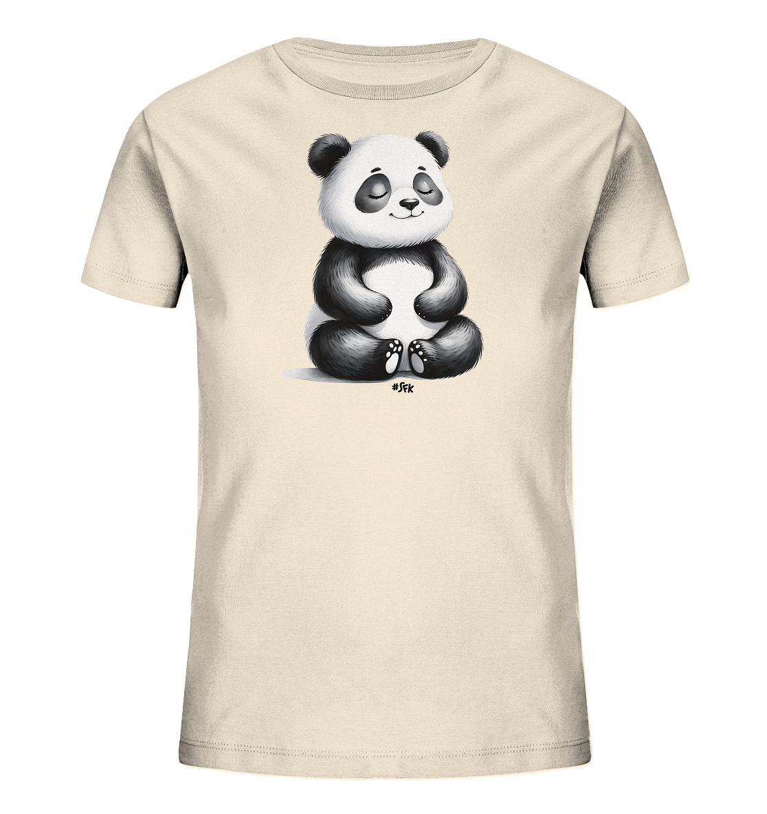 Onlineshop Shirts fuer Kinder - Das Bild zeigt ein helles T-Shirt fuer Kinder mit einem Motiv eines entspannten Pandas. Der Panda sitzt in einer ruhigen Pose, hat die Augen geschlossen und laechelt leicht. Das schwarz-weisse Design des Pandas ist detailreich und wirkt charmant.