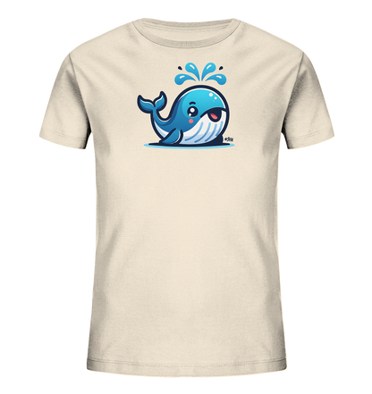 Onlineshop Shirts fuer Kinder - Das Bild zeigt ein beigefarbenes Kinder-T-Shirt mit einem froehlichen und bunten Grafikdruck auf der Vorderseite. Abgebildet ist ein niedlicher, cartoonartiger blauer Wal, der laechelnd Wasser aus seinem Blasloch spritzt. Das Design ist freundlich und verspielt, ideal fuer Kinder. Das Shirt wird vor einem schwarzen Hintergrund praesentiert.