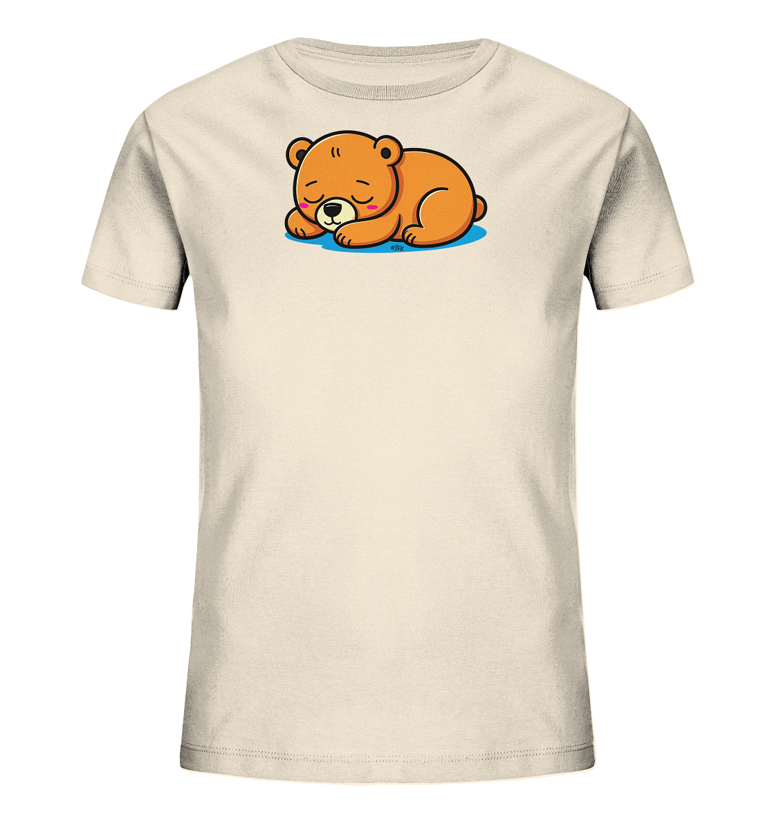 Onlineshop Shirts fuer Kinder - Das Bild zeigt ein hellbeiges Kinder-T-Shirt. Auf der Vorderseite ist eine niedliche Illustration eines schlafenden, braunen Baeren zu sehen. Der Baer liegt zusammengerollt auf einem blauen Untergrund und hat die Augen friedlich geschlossen. Das Design wirkt sanft und beruhigend, ideal fuer Kinderbekleidung.