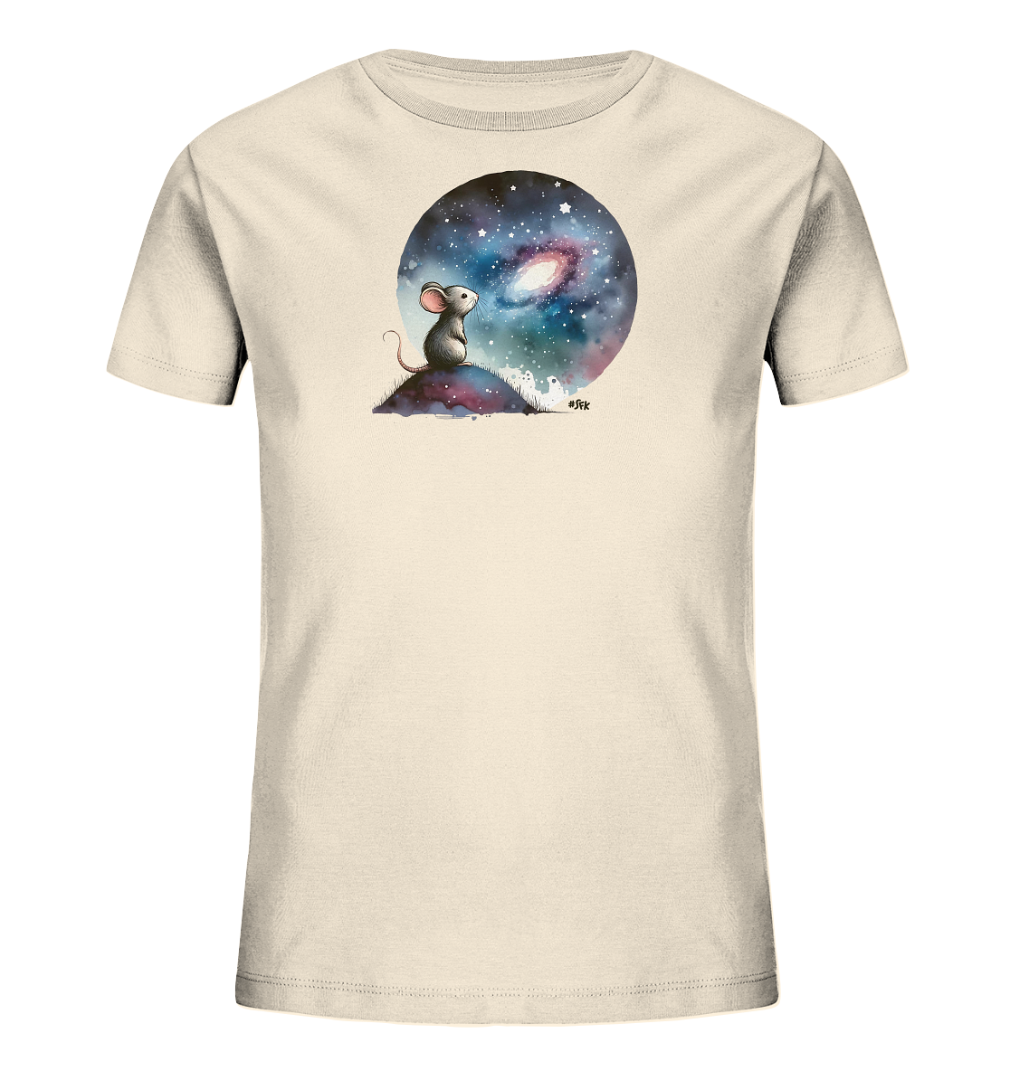 Onlineshop Shirts für Kinder - Das Bild zeigt ein cremefarbenes Kinder-T-Shirt mit einem einzigartigen Frontprint. Im Zentrum befindet sich ein rundes Motiv, das eine kleine Maus darstellt, die auf einem Hügel sitzt. Die Maus blickt zu einem detailreichen Nachthimmel mit unzähligen Sternen und einer schillernden Galaxie. Dieses Design verleiht dem Shirt eine verträumte und künstlerische Note mit Weltraumthema.