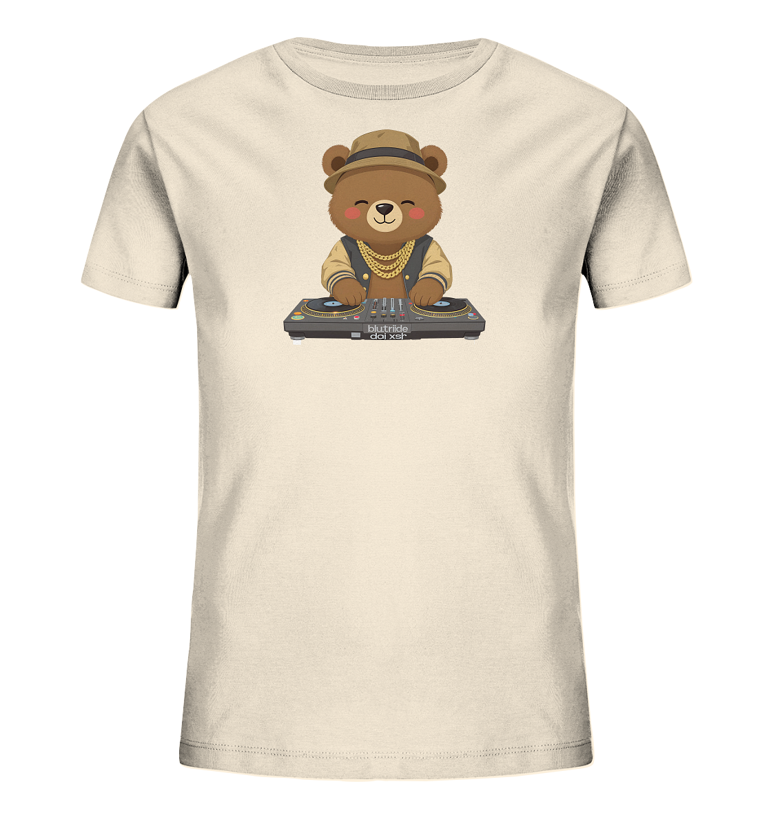 Onlineshop Shirts fuer Kinder - Das Bild zeigt ein hellbeiges Kinder-T-Shirt mit einem niedlichen Comic-Baeren auf der Vorderseite. Der Baer traegt einen Hut, eine goldene Kette und eine Jacke, waehrend er an einem DJ-Mischpult steht. Er hat ein freundliches, laechelndes Gesicht mit geschlossenen Augen. Das Design wirkt verspielt und modern.