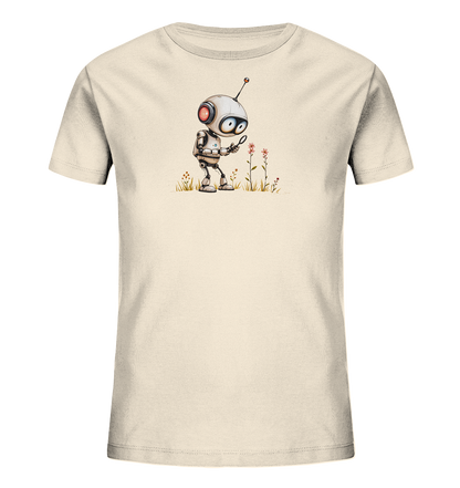 Onlineshop Shirts für Kinder - Das Bild zeigt ein helles, cremefarbenes Kinder-T-Shirt. Auf der Vorderseite ist eine detailreiche Illustration eines kleinen Roboters zu sehen. Der freundlich aussehende Roboter hält eine Lupe in der Hand und betrachtet aufmerksam eine kleine pinke Blume im Gras. Das Design umfasst auch weitere zarte Pflanzen und vermittelt eine Szene der Entdeckung und Neugier.