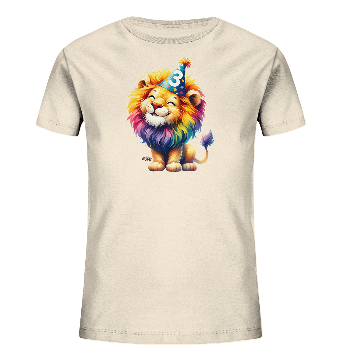 Onlineshop Shirts fuer Kinder - Dieses Bild zeigt ein cremefarbenes T-Shirt fuer Kinder. Darauf ist ein freundlich laechelnder Cartoon-Loewe abgebildet, dessen Maehne und Schwanz in Regenbogenfarben gestaltet sind. Der Loewe traegt einen blauen Partyhut mit Sternen und der Zahl 3 darauf. Das Design ist farbenfroh und ansprechend.
