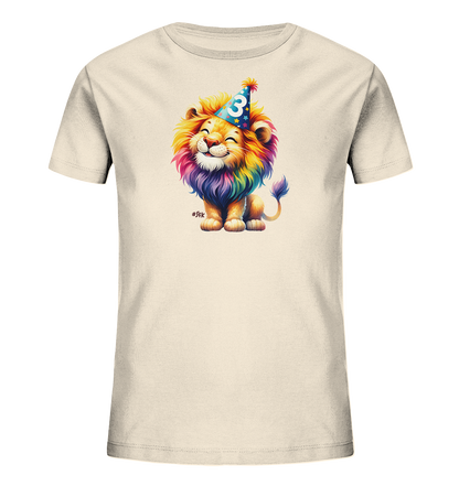 Onlineshop Shirts fuer Kinder - Dieses Bild zeigt ein cremefarbenes T-Shirt fuer Kinder. Darauf ist ein freundlich laechelnder Cartoon-Loewe abgebildet, dessen Maehne und Schwanz in Regenbogenfarben gestaltet sind. Der Loewe traegt einen blauen Partyhut mit Sternen und der Zahl 3 darauf. Das Design ist farbenfroh und ansprechend.