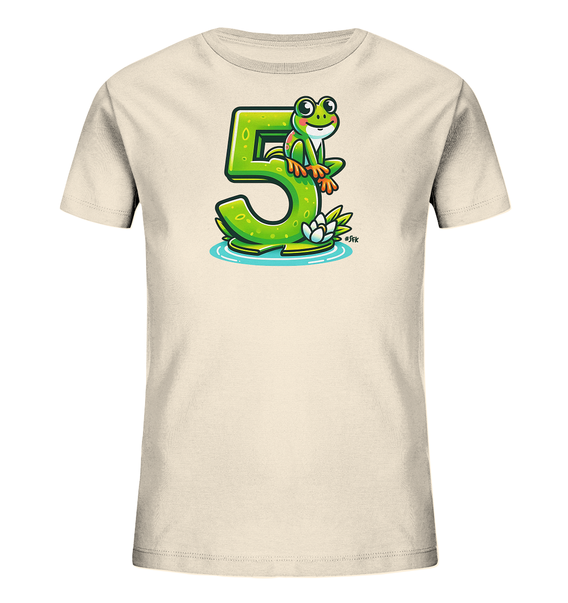 Onlineshop Shirts für Kinder - Das Bild zeigt ein cremefarbenes Kinder T-Shirt mit einem farbenfrohen Druck auf der Vorderseite. Zu sehen ist eine grüne, cartoonhafte Zahl '5', die im Wasser mit einer Seerose schwimmt. Ein fröhlicher, grüner Frosch mit orangefarbenen Füßen sitzt auf der Oberseite der Zahl und blickt nach vorne. Das Design wirkt verspielt und ist ideal für Kinder, die den fünften Geburtstag feiern.