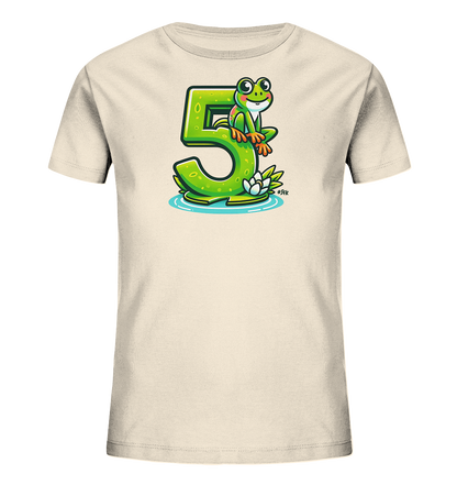 Onlineshop Shirts für Kinder - Das Bild zeigt ein cremefarbenes Kinder T-Shirt mit einem farbenfrohen Druck auf der Vorderseite. Zu sehen ist eine grüne, cartoonhafte Zahl '5', die im Wasser mit einer Seerose schwimmt. Ein fröhlicher, grüner Frosch mit orangefarbenen Füßen sitzt auf der Oberseite der Zahl und blickt nach vorne. Das Design wirkt verspielt und ist ideal für Kinder, die den fünften Geburtstag feiern.