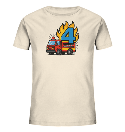Onlineshop Shirts fuer Kinder - Das Bild zeigt ein hellbeiges Kinder-T-Shirt mit einem farbenfrohen Druck auf der Vorderseite. Zu sehen ist ein rotes Feuerwehrauto mit Blaulicht und einer grossen, blauen Zahl Vier dahinter. Diese Zahl wird von gelb-roten Flammen umrahmt, was ein dynamisches Motiv ergibt. Das Design ist spielerisch und passend fuer junge Fans von Einsatzfahrzeugen.