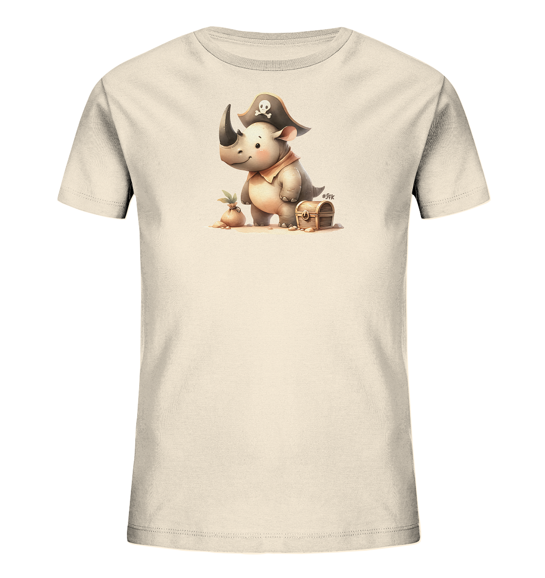 Onlineshop Shirts fuer Kinder - Das Bild zeigt ein hellbeiges T-Shirt fuer Kinder mit einer niedlichen Illustration eines Nashorns als Pirat. Das Nashorn traegt einen Piratenhut und ein Halstuch und steht zwischen einer kleinen Schatzkiste und einem Sack mit einer Pflanze. Die Szene ist in einem warmen, sandigen Farbton gehalten. Dieses Design verleiht dem Shirt einen verspielten und abenteuerlichen Charakter.