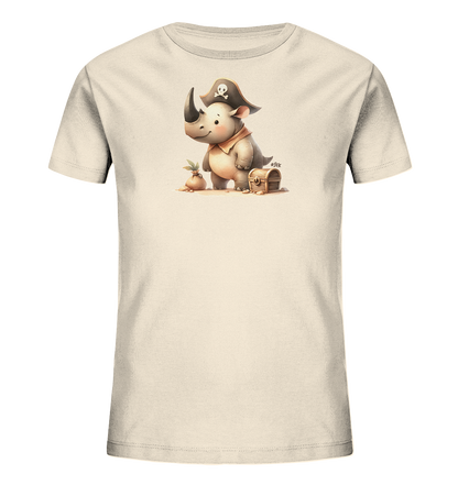 Onlineshop Shirts fuer Kinder - Das Bild zeigt ein hellbeiges T-Shirt fuer Kinder mit einer niedlichen Illustration eines Nashorns als Pirat. Das Nashorn traegt einen Piratenhut und ein Halstuch und steht zwischen einer kleinen Schatzkiste und einem Sack mit einer Pflanze. Die Szene ist in einem warmen, sandigen Farbton gehalten. Dieses Design verleiht dem Shirt einen verspielten und abenteuerlichen Charakter.