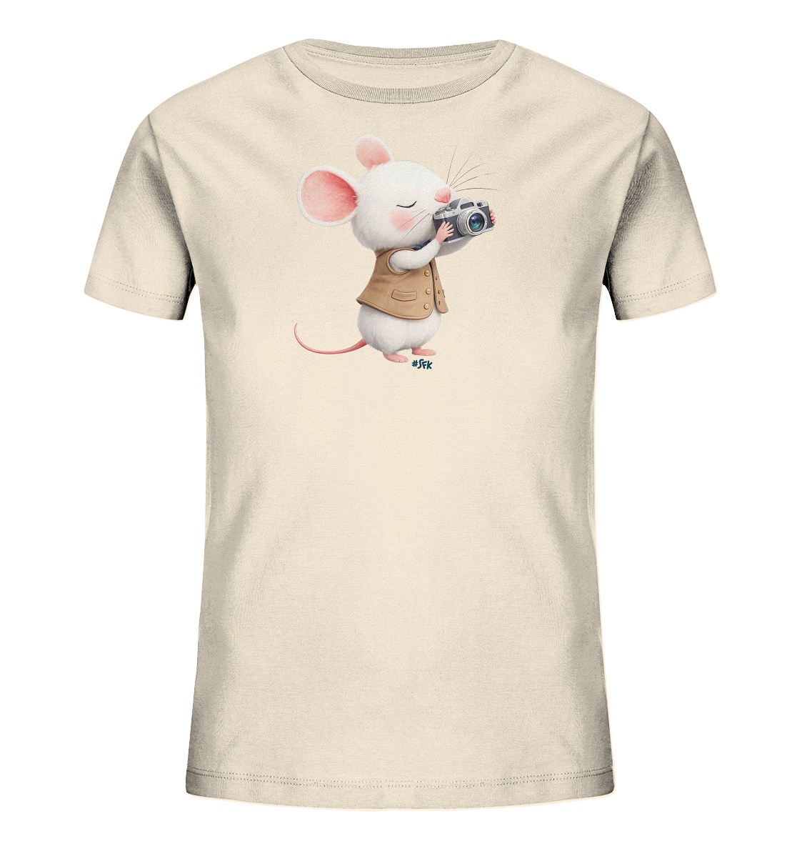 Onlineshop Shirts fuer Kinder - Das Bild zeigt ein hellbeiges Kinder-T-Shirt mit einer charmanten Illustration einer weissen Maus. Die Maus traegt eine braune Weste und haelt eine Kamera, als wuerde sie gerade ein Foto machen. Ihre Augen sind dabei geschlossen, was einen fokussierten oder traeumerischen Ausdruck vermittelt. Das Design wirkt verspielt und liebevoll, ideal fuer Kinder.