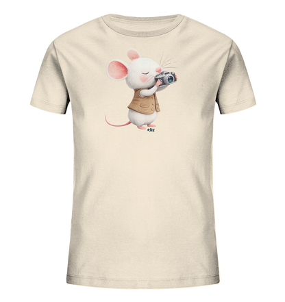 Onlineshop Shirts fuer Kinder - Das Bild zeigt ein hellbeiges Kinder-T-Shirt mit einer charmanten Illustration einer weissen Maus. Die Maus traegt eine braune Weste und haelt eine Kamera, als wuerde sie gerade ein Foto machen. Ihre Augen sind dabei geschlossen, was einen fokussierten oder traeumerischen Ausdruck vermittelt. Das Design wirkt verspielt und liebevoll, ideal fuer Kinder.