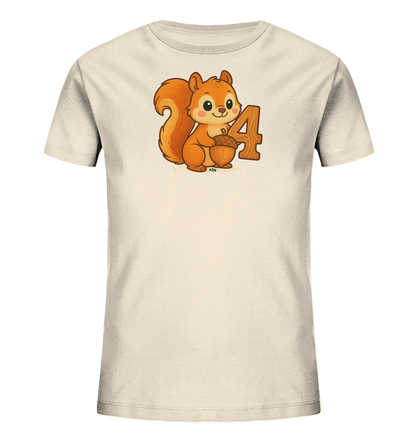 Onlineshop Shirts fuer Kinder - Das Bild zeigt ein hellbeiges T-Shirt fuer Kinder mit einem farbenfrohen Aufdruck eines Eichhoernchens. Das freundliche Eichhoernchen haelt eine Eichel in seinen Pfoten und sitzt neben einer grossen, braunen Zahl 4. Die Zahl ist in einer ansprechenden Holzoptik gestaltet. Dieses Design wirkt charmant und kindgerecht.