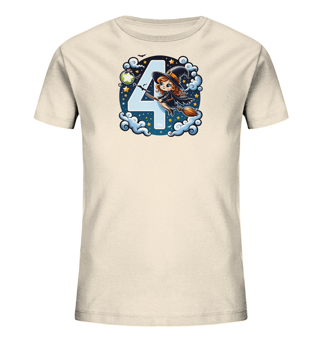 Onlineshop Shirts fuer Kinder - Das helle T-Shirt zeigt eine grosse Zahl 4 umgeben von einem magischen Design. Eine niedliche Hexe fliegt auf ihrem Besen vor der Zahl. Das Motiv umfasst einen sternenklaren Nachthimmel mit Wolken, Fledermaeusen und einer Flasche. Dieses verspielte Design ist ideal fuer kleine Magie-Fans.
