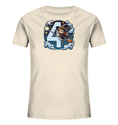 Onlineshop Shirts fuer Kinder - Das helle T-Shirt zeigt eine grosse Zahl 4 umgeben von einem magischen Design. Eine niedliche Hexe fliegt auf ihrem Besen vor der Zahl. Das Motiv umfasst einen sternenklaren Nachthimmel mit Wolken, Fledermaeusen und einer Flasche. Dieses verspielte Design ist ideal fuer kleine Magie-Fans.