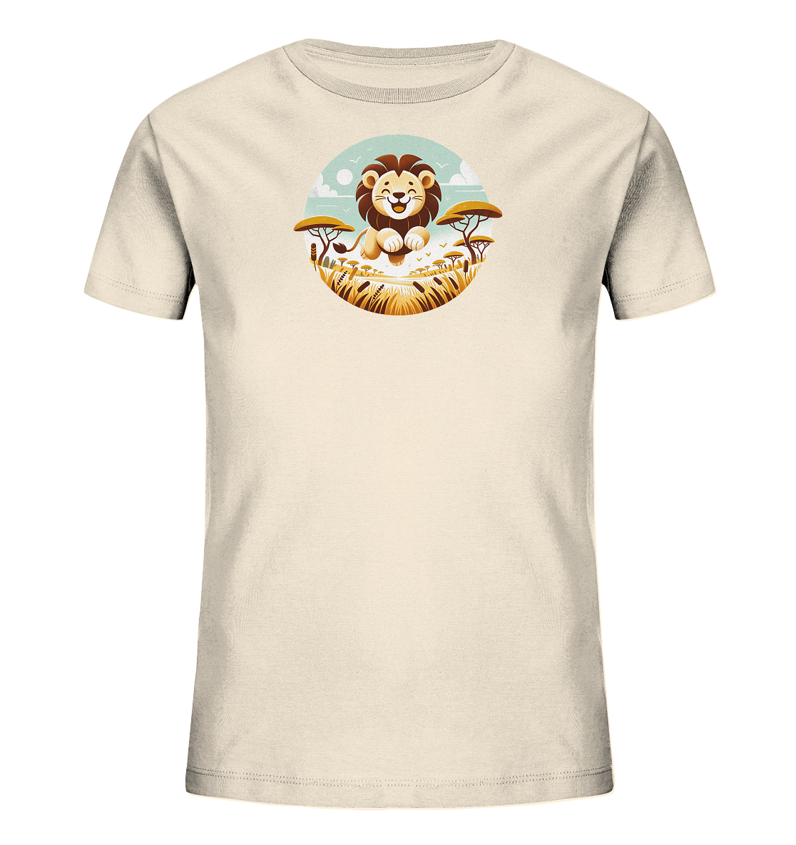 Onlineshop Shirts fuer Kinder - Das Bild zeigt ein beigefarbenes T-Shirt fuer Kinder. Auf der Vorderseite befindet sich ein rundes Motiv mit einem laechelnden Cartoon-Loewen. Der Loewe sitzt in einer Savannenlandschaft mit hohem Gras und Akazienbaeumen im Hintergrund. Der Himmel darueber ist hellblau mit Wolken und Voegeln.