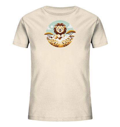 Onlineshop Shirts fuer Kinder - Das Bild zeigt ein beigefarbenes T-Shirt fuer Kinder. Auf der Vorderseite befindet sich ein rundes Motiv mit einem laechelnden Cartoon-Loewen. Der Loewe sitzt in einer Savannenlandschaft mit hohem Gras und Akazienbaeumen im Hintergrund. Der Himmel darueber ist hellblau mit Wolken und Voegeln.