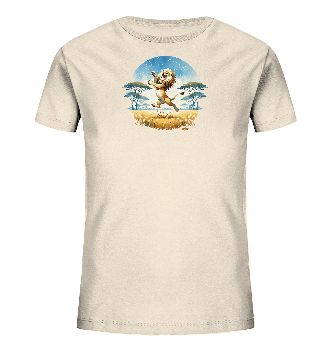 Onlineshop Shirts fuer Kinder - Das Bild zeigt ein cremefarbenes Kinder T-Shirt. Auf der Vorderseite befindet sich ein farbenfrohes Motiv einer Savannenlandschaft. Ein froehlicher, cartoonhafter Loewe springt oder tanzt in der Mitte. Der Hintergrund zeigt Baeume, Gras und einen blauen Himmel mit Sternen, was dem Shirt einen verspielten Charakter verleiht.