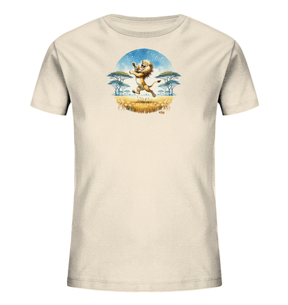 Onlineshop Shirts fuer Kinder - Das Bild zeigt ein cremefarbenes Kinder T-Shirt. Auf der Vorderseite befindet sich ein farbenfrohes Motiv einer Savannenlandschaft. Ein froehlicher, cartoonhafter Loewe springt oder tanzt in der Mitte. Der Hintergrund zeigt Baeume, Gras und einen blauen Himmel mit Sternen, was dem Shirt einen verspielten Charakter verleiht.