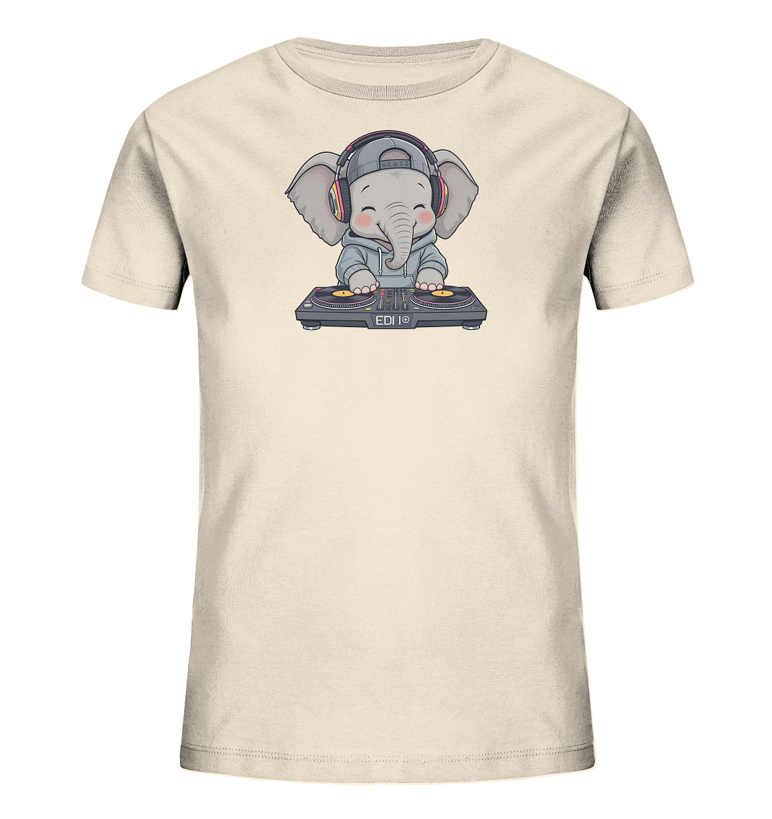 Onlineshop Shirts fuer Kinder - Das Bild zeigt ein hellbeiges Kinder-T-Shirt. Darauf ist eine niedliche Cartoon-Illustration eines Babyelefanten zu sehen, der einen grauen Kapuzenpullover, eine Kappe und Kopfhoerer traegt. Der Elefant ist als DJ dargestellt und steht hinter einem Mischpult mit Plattenspielern. Das Design verleiht dem Shirt einen verspielten und musikalischen Charakter.
